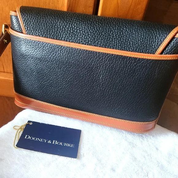 Dooney & Bourke Vintage "Duck" Black and Tan Shoulder Bag - Picture 5 of 10